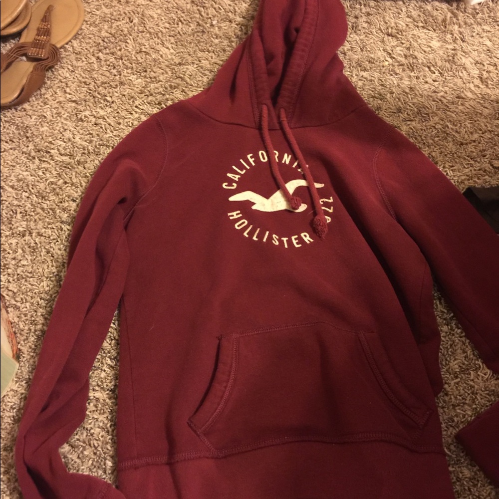 maroon hollister sweatshirt